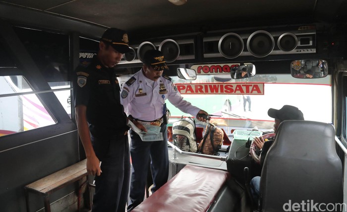 Dinas Perhubungan memeriksa bus angkutan lebaran 2017 di Terminal Kampung Rambutan. Pengecekan itu untuk mengetahui kelayakan bus yang digunakan mengangkut pemudik.