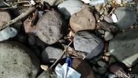 Tapi ternyata ada beberapa sampah terlihat bersarang di antara batu pantai (Bonauli/detikTravel)
