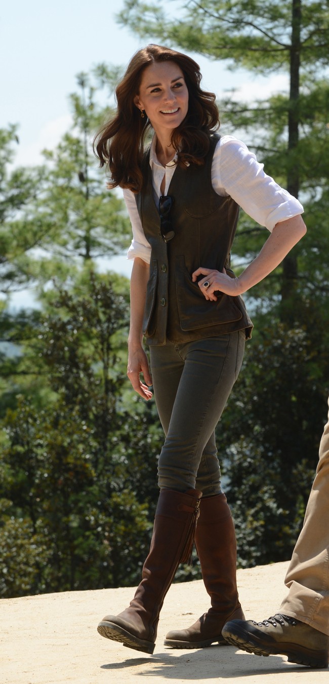 Bergaya dengan sentuhan equestrian dengan boots dan vest. Foto: Getty Images