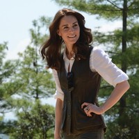 Bergaya dengan sentuhan equestrian dengan boots dan vest. Foto: Getty Images