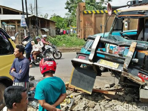 Truk Pengangkut Tanah dan Galon Tabrakan di Serang