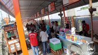 Kios tersebut sepi pengunjung karena hari ini merupakan bulan Ramadan.