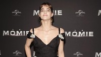 Sofia Boutella tampak menawan dengan dress hitam yang mengekspos bahunya tersebut. Pascal Le Segretain/Getty Images/detikFoto.