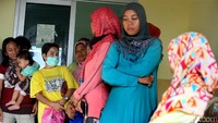 Warga pun terlihat antre menyerbu lantai tiga kantor pengelola Pasar Kramat Jati.