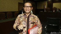 Ken Dwijugiasteadi meninggalkan ruangan usai memberikan kesaksian.