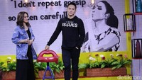 Sara Wijayanto selalu mendampingi suaminya tersebut yang kerap menampilkan sulap-sulap yang berbahaya.