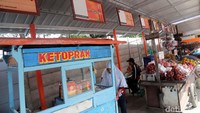 Sejumlah pedagang sudah berjualan meski pembangunan kios belum rampung.