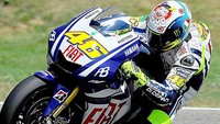 Jolly Joker (2010). Ada wajah Rossi dalam wujud Joker terpampang di bagian atas helm ini. Sayangnya helm ini tidak sempat dipakai saat balapan. Rossi mengalami kecelakaan di sesi warm up dan mengalami patah tulang. Rossi absen hingga empat race setelahnya (Foto: ist.)