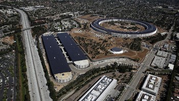 Kompleks Apple Park dilengkapi dengan panel surya sebagai sumber daya energi ketika dibutuhkan. (Foto: GettyImages)