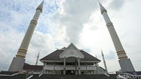Bagian depan Masjid Raya KH Hasyim Asyari.
