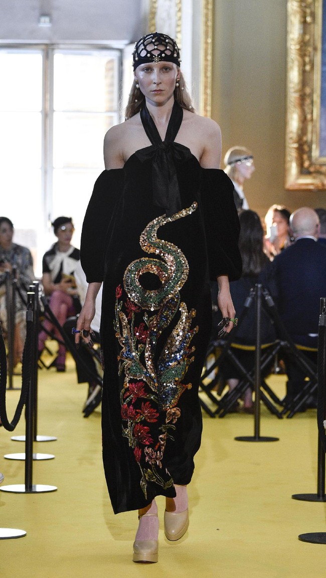A model walks the runway at the Gucci Cruise 2018 show at Palazzo Pitti on May 29, 2017 in Florence, Italy.  (Photo by Pietro DAprano/Getty Images)