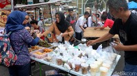 Mulai dari kolak hingga es buah dijajakan di pasar dadakan ini.