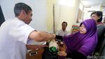 Warga Serbu Sembako Murah di Pasar Kramat Jati