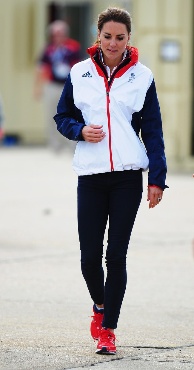 Gaya sporty nan casual Kate Middleton. Foto: Getty Images