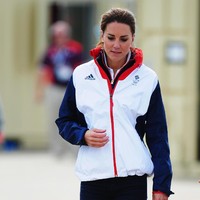 Gaya sporty nan casual Kate Middleton. Foto: Getty Images