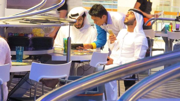 pengunjung memesan makanan melalui tablet