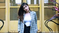 Nafa Urbach tampil dengan blazer abu-abu, blus putih dan celana hitam panjang.