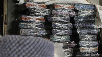 Di setiap potong peci, Soleh mematok harga antara Rp 15 ribu hingga Rp 50 ribu. Hakim Ghani/detikcom.