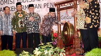 Ketua MPR Zulkifli Hasan memukul gong bertanda dimulainya Konferensi Nasional Etika Kehidupan Berbangsa.