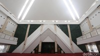 Garis segitiga di bagian dalam masjid menjadi pemandangan tidak biasa dan terbilang baru.