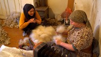 Selain menjadi ibu rumah tangga, wanita di Desa Rakhata, Dagestan juga bekerja sebagai pembuat kerajinan jubah tradisional bernama burka. Jubah burka terinspirasi dari seragam pasukan tentara Rusia pada Abad ke-18, ketika perang Kaukasus pecah di Dagestan. Yoga Endryanto/TRANS7. 