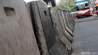 Beton movable concrete barrier (MCB) dipasang memanjang di akses keluar terminal. 