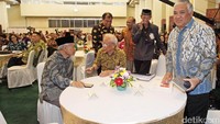 Konferensi Nasional Etika Kehidupan Berbangsa juga dihadiri sejumlah tokoh seperti Din Syamsuddin, Bagir Manan, dan Abdullah Hehamahua.