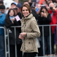 Sneakers putih jadi favorit Kate Middleton saat ingin tampil kasual sekaligus sporty. Foto: Getty Images