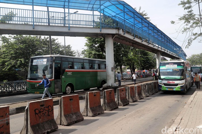 Rekayasa lalu lintas diterapkan di akses keluar Terminal Bus AKAP Kampung Rambutan. Rekayasa lalu lintas ini untuk mencegah penumpukan kendaraan.