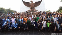 Imam Nahrawi foto bersama peserta peringatan hari lahir Pancasila di depan Monumen Pancasila Sakti.