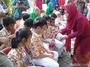 Resmikan Taman Bicara, Bentuk Perhatian Risma Pada Kaum Difabel