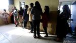 Warga Serbu Sembako Murah di Pasar Kramat Jati