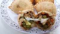 Pastel original bentuknya gendut dengan warna keemasan. Isiannya lengkap seperti kacang polong, wortel, kentang, bihun, telur, cacahan daging hingga lelehan keju. Makin enak dicocol saus kacang yang gurih pedas.