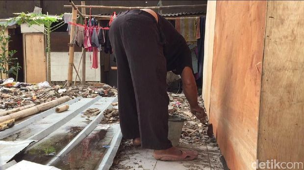 Warga nekat membangun bedeng meski bolak-balik ditertibkan petugas,