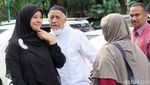 Serba Hitam, Putri Aisyah Aminah Sambangi Polda Metro Jaya