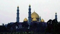 Masjid ini mempunyai lima kubah berlapis emas, yang melambangkan rukun Islam, dan mempunyai enam menara, yang melambangkan rukun iman di agama Islam. (Foto: Afriyana/dTraveler)