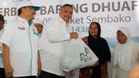 Direktur Utama PLN Sofyan Basir menyerahkan secara simbolis paket sembako kepada perwakilan warga di Jembatan Tiga Tanjung Wangi, Penjaringan, Jakarta Utara, Rabu (31/5). Selain di Penjaringan, penyerahan paket sembako juga dilakukan secara serentak di Indonesia. Pool/PLN.
