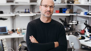 Andy Rubin. Pendiri startup Essential dan pencipta sistem operasi Android, Andy Rubin juga salah satu bos teknologi yang senang memakai kaus. Pria yang dikenal dengan sebutan bapak Android ini sering terlihat memakai kaus lengan pendek maupun panjang berwarna hitam di berbagai kesempatan. Foto: Istimewa