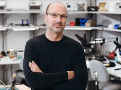 Lebih Parah dari Nadiem, Bos Teknologi Kaosan di Acara Resmi