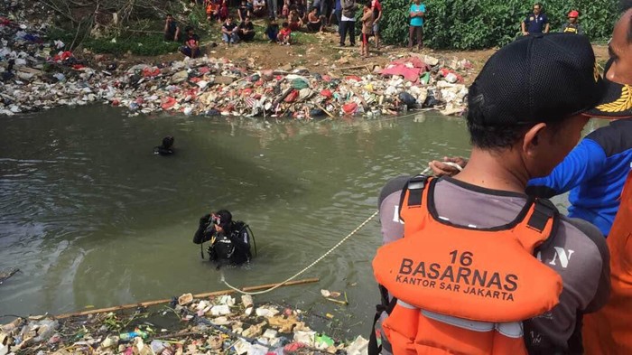 Pencarian Bocah Tenggelam di Sungai Cikarang Terhalang Sampah