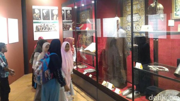 Museum Islam ini terletak di dalam komplek destinasi Wisata Bahari Lamongan (WBL). Museum ini menyimpan banyak koleksi yang terkait dengan seni, dan kebudayaan Islam(Eko Sudjarwo/detikTravel)