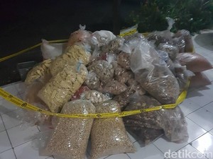 Satgas Pangan Gerebek Gudang Makanan Kedaluwarsa di Cirebon