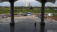 Sementara aroma Timur Tengah terasa dari menara masjid.
