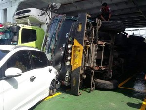 Dihantam Ombak, Muatan KMP Prathita IV Terguling