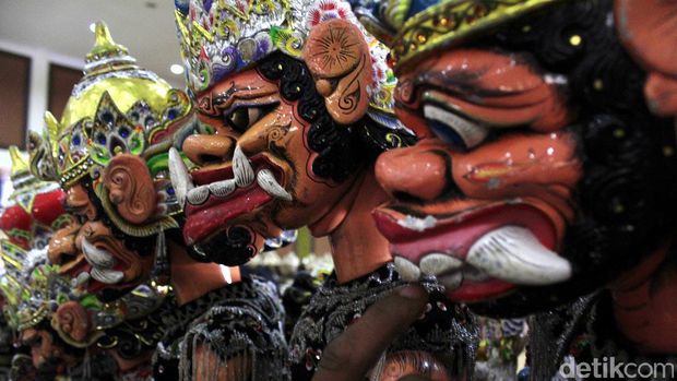 Melestarikan wayang golek menjadi tugas wajib yang dilakukan keluarga besar Padepokan Giri Harja di Jalan Laswi Bandung. Padepokan ini dirintis mendiang Asep Sunandar Sunarya selaku maestro wayang golek.