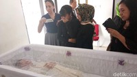 Jenazah Yana Zein di rumah duka. Foto: Saras/detikhot