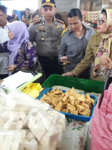 Polisi dan BBPOM sidak di PD Pasar Minggu