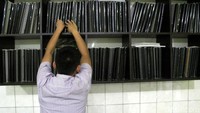 Penghuni panti tunanetra menata Alquran braille di Masjid Yayasan Tunanetra Wiyata Guna Bandung. 