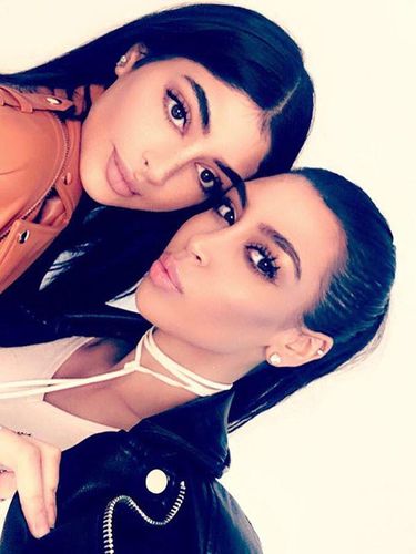 Mirip Kim Kardashian & Kylie Jenner, 2 Wanita Ini Sering Dimintai Foto Bareng