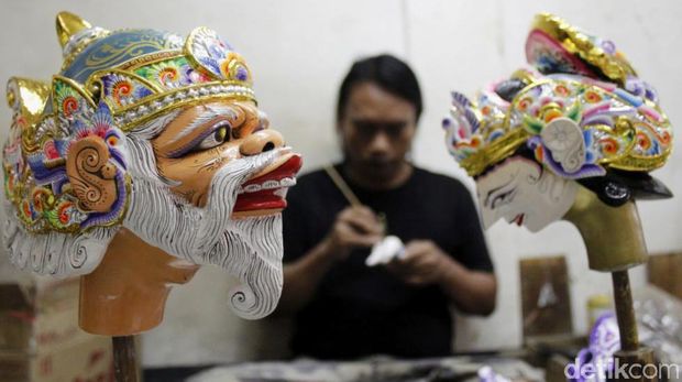 Melestarikan wayang golek menjadi tugas wajib yang dilakukan keluarga besar Padepokan Giri Harja di Jalan Laswi Bandung. Padepokan ini dirintis mendiang Asep Sunandar Sunarya selaku maestro wayang golek.